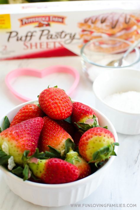 Easy Puff Pastry Strawberry Hearts - Fun Loving Families Strawberry Pastries, Sweet Puff Pastry Recipes, Sweet Puff Pastry, Puff Pastry Recipes Dessert, Pastries Recipes Dessert, Valentines Breakfast, Easy Puff, Easy Puff Pastry, Strawberry Hearts