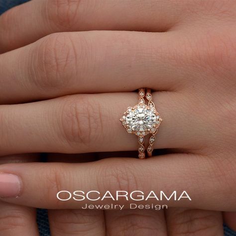 Oval classic vi rage style. www.oscargama.com  #engagementring #bridal #engagement #ovalengagementring #halo #rose #gold #pink #diamond #bodas #novias #joyeria #jewelry #customdesign Halo Art, Oval Halo Engagement Ring, Vintage Inspired Engagement Rings, Engagement Rings Vintage Halo, Engagement Ring Vintage, Cvd Diamond, Diamond Engagement Rings Vintage, Types Of Diamonds, Moissanite Wedding Bands