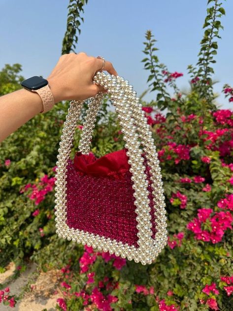 Pearl Bags, Hand Beaded Bag, Diy Bag Designs, Bag Pattern Free, Diy Bags Patterns, Crystal Bags, Bead Charms Diy, Beaded Jewels, Pearl Bag