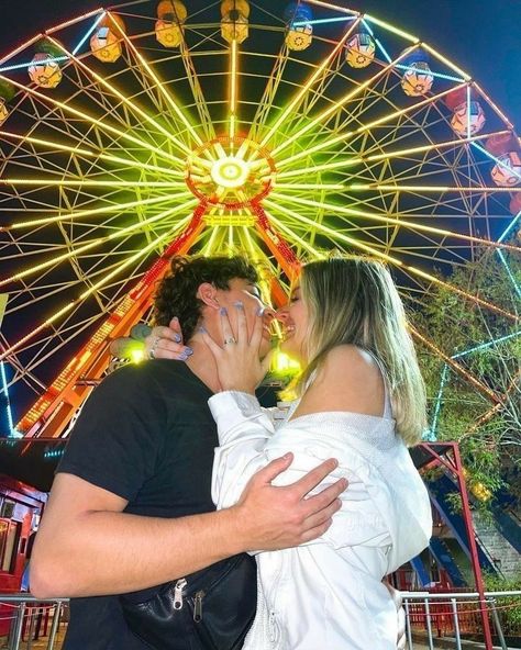 Carnival Photo Shoots, Fair Pictures, Teenage Couples, Image Couple, Cute Date Ideas, Parc D'attraction, Couples Vibe, Cute Relationship Photos, Couple Picture Poses