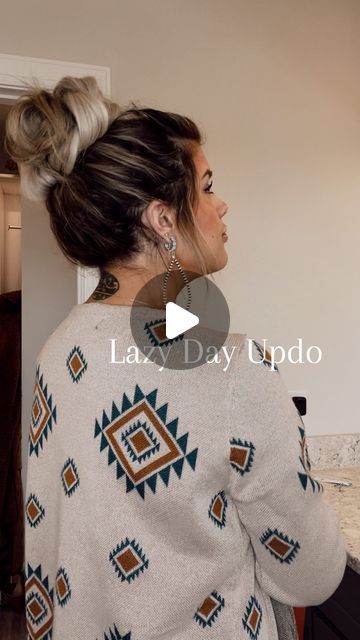 Cassidy Montalvo on Instagram: "Ahh the week of comfy clothes between Christmas hangover and new years scaries is upon us! Here is a good lazy day updo that will hopefully help you feel a little more snazzy! Easy to do and good for greasy hair days! #easyupdo #bohohairstyle #bohohairtutorial #messybuntutorial #quickupdo #easyhairstyles" Lazy Day Updos, Greasy Hair Updo Simple, Cute Comfy Hairstyles, Cassidy Montalvo, Greasy Hair Hairstyles For Work, Comfy Hairstyle, Boho Hair Tutorial, Quick Updos, Boho Hairstyle