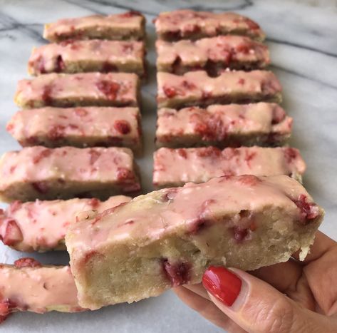 Gluten Free Strawberry Cake, Strawberry Gluten Free, Amish Bread, Gf Desserts, Cake Bars, Gluten Free Sweets, Dairy Free Dessert, Gluten Free Eating, Sauce Tomate