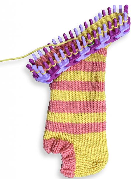 Sock Loom Patterns, Loom Knit Socks, Flexee Loom, Loom Socks, Loom Stitches, Loom Knitting Patterns Free, Yarn Loom, Socks Booties, Sock Loom