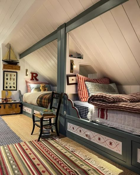 Loft In Bedroom Ideas, Kids Attic Bedroom, Attic Reading Nook, Alcove Bed, Attic Bed, Vintage Kids Room, Children's Bedroom Ideas, Attic Room, Bunk Rooms