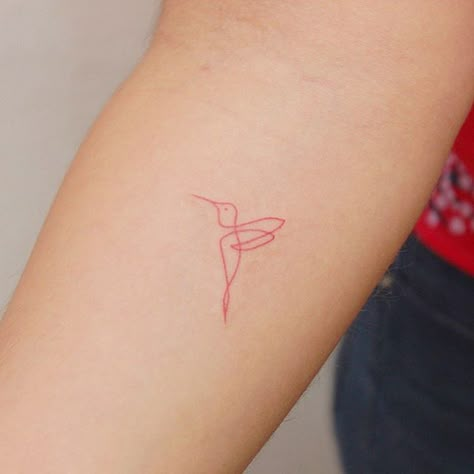 #tattoo #handpoke #handpoked #sticknpoke #colibri #bird #redink #tintaroja #tatuaje #smalltatoo #small #tinytattoo #tiny Colibri Bird, Stick N Poke, Handpoke Tattoo, Small Girl Tattoos, Medusa Tattoo, Small Wrist Tattoos, Tiny Tattoo, Red Tattoos, Hummingbird Tattoo