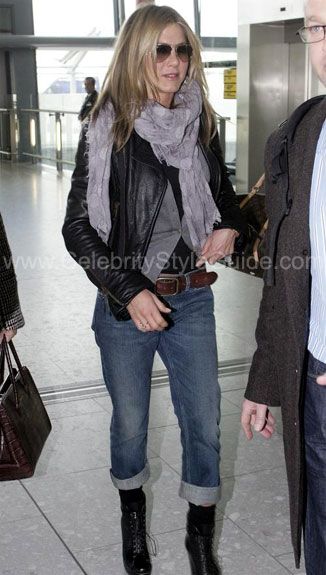 jennifer-aniston airport style Jennifer Anniston Style, Celebrity Style Dresses, Celebrity Style Guide, Jennifer Aniston Style, Jenifer Aniston, Justin Theroux, Heathrow Airport, Rachel Green, Heathrow