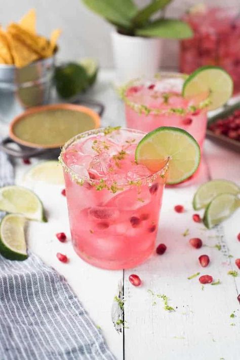 Pomegranate Margarita, Pretty Cocktails, Pink Pom Pom, Pink Cocktails, Pink Drink, Festive Drinks, Fancy Drinks, Cocktail Ingredients, Pretty Drinks