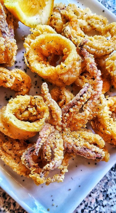 Fried Calamari Recipe, Mediterranean Diet Menu, Calamari Recipe, Octopus Recipes, Calamari Recipes, Squid Recipes, Fest Mad, Fried Calamari, Cooking Seafood