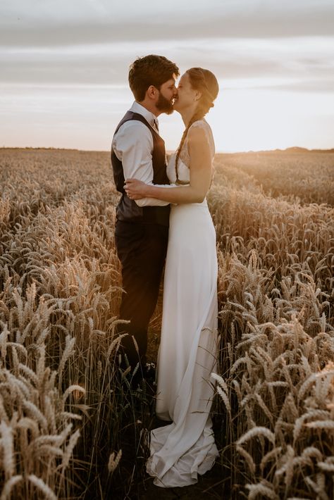 Destination wedding France. French countryside wedding inspiration. French rural wedding. Wheat field wedding photos. Romantic Wedding Vows, Wheat Wedding, Romantic Wedding Colors, Rural Wedding, Romantic Theme Wedding, Field Wedding, Romantic Wedding Hair, Outdoor Wedding Photography, Wheat Field