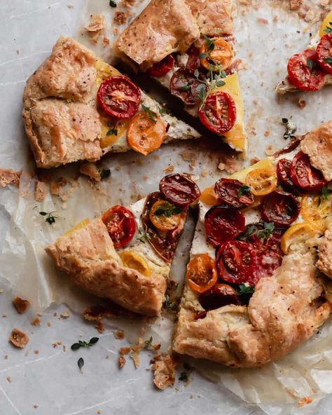 Heirloom Tomato Galette with Ricotta and Pistachio Pesto - Studio Baked Ricotta Galette, Cornmeal Crust, Tomato Galette, Flakey Pie Crust, Tomato Lentil Soup, Easy Delicious Dinners, Pistachio Pesto, Galette Recipe, Lemon Thyme