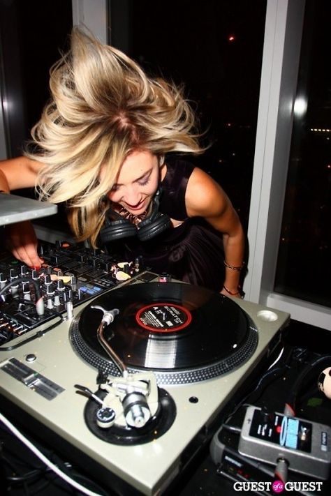 Mia Moretti Girl Dj, A State Of Trance, Dj Art, Dj Photos, Nyc Style, Dj Party, Dj Gear, Record Players, Vinyl Music