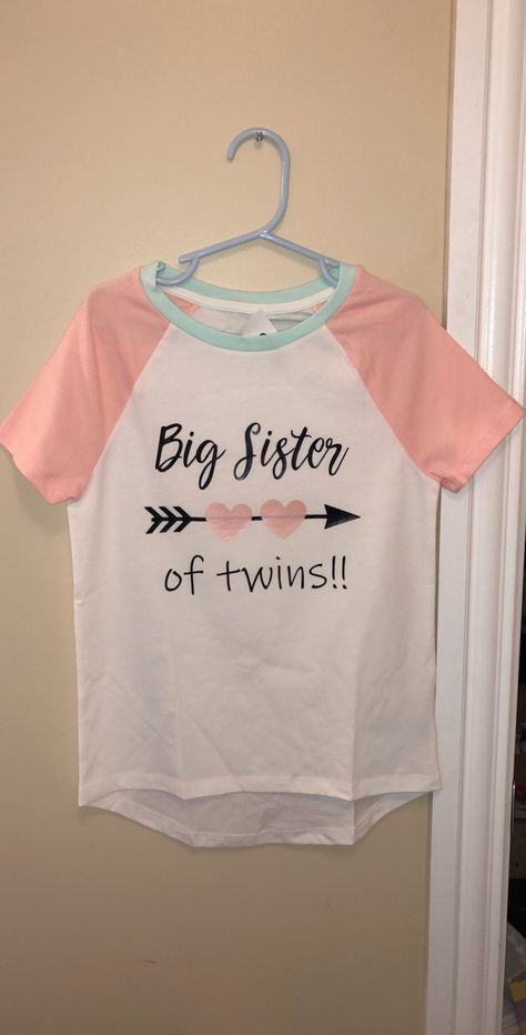 Big Sister Of Twins Shirt, Cricut Clothing, Second Baby Announcements, Projet Cricut, Circuit Machine, Twin Onesies, Twin Baby Gifts, Twin Shirts, Twins Baby