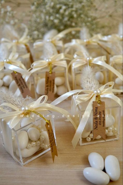 Wedding Guest Gift Ideas Cheap, Wedding Ambiance, First Communion Decorations, Communion Decorations, Wedding Gift Pack, Bridal Gift Wrapping Ideas, Handmade Wedding Favours, Wedding Gifts Packaging, Bridal Party Favors