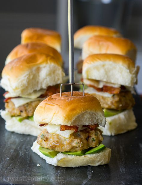 These mini chicken burgers are stuffed with caramelized onions, topped with cheese, bacon and more cheese. And of course… glorious California Avocado!! Chicken Avocado Sliders, Mini Chicken Burgers, Chicken Lunch Meat Sliders, Mini Slider Burgers, Mini Chicken Parm Sliders, Honey Mustard Chicken Blt Sliders, California Chicken, Sliders Recipes Chicken, Chicken Sliders