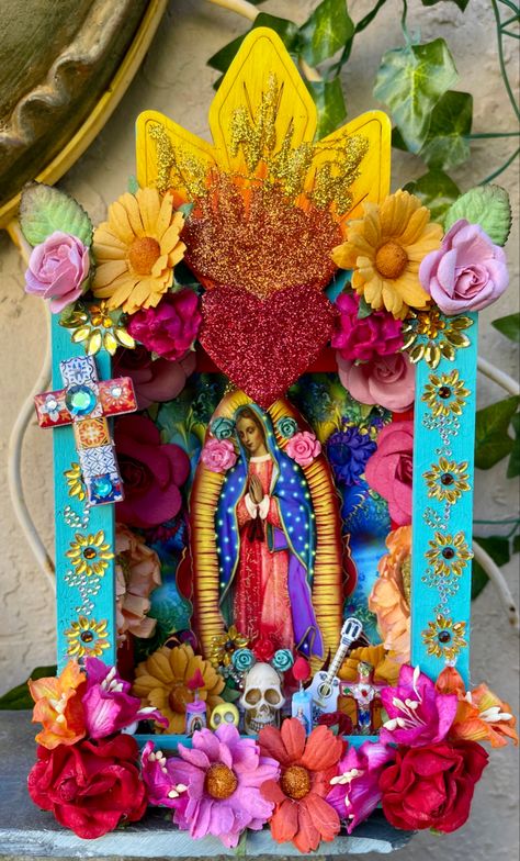 Mexican Shrine, Mexican Altar, Mexican Folk Art Decor, Mexican Folk Art Painting, Dia De Los Muertos Decorations Ideas, Shrines Art, Altar Art, Virgin Of Guadalupe, Mexican Crafts