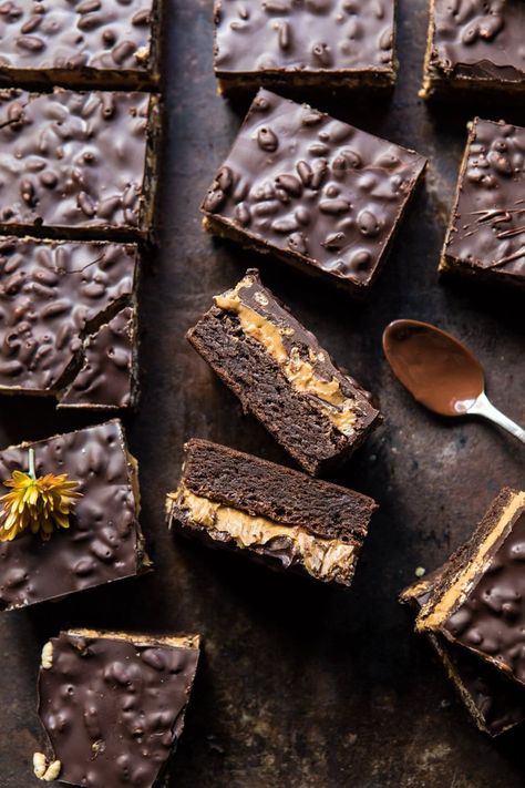 Peanut Butter Crunch Brownies: 3 layers of chocolate deliciousness. One fudgy layer, one peanut butter layer, and one crunchy chocolate layer! Crunch Brownies, Dieting Foods, Brownies Cheesecake, Half Baked Harvest Recipes, Cookie Dough Cake, Butter Crunch, Chicken Dog, Polka Tattoo, Peanut Butter Crunch