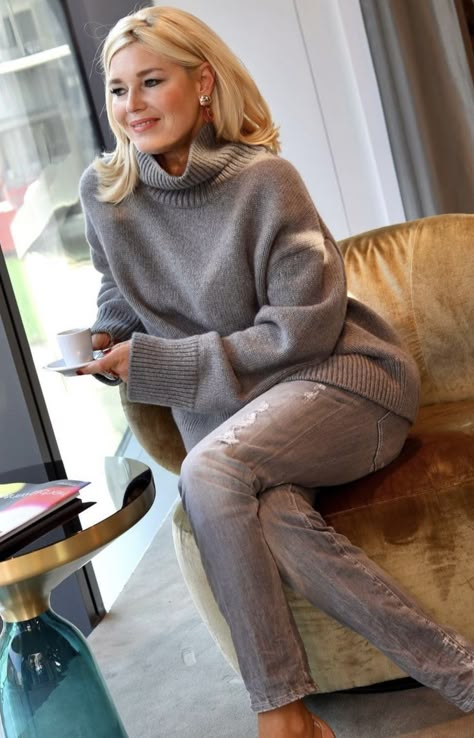 Winter Business Outfits, Petra Dieners, Mode Ab 50, Grey Outfit, Over 50 Womens Fashion, Casual Work Outfits, Fashion Over 50, 50 Fashion, Business Outfits