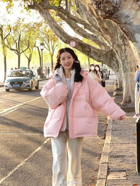 Korean Winter Jackets Women, Puffer Jacket Outfit Pink, Pink And White Winter Outfit, Chinese Winter Outfits, Pink Winter Outfits, Pink Jacket Winter, Korean Winter Fashion Outfits, Pink Puffer Jacket Outfit, Winter Outfit Pink