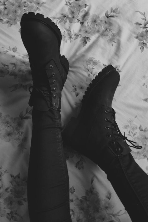 Black ♥ | via Tumblr on We Heart It                                                                                                                                                                                 More Tori Vega, Kardashian Kollection, Cat Valentine, All Black Everything, Grunge Aesthetic, Black Aesthetic, Dark Aesthetic, Nickelodeon, Cute Shoes