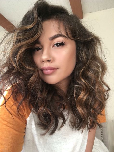 Pinterest : @billiemaecliffo Curled Hairstyles For Medium Hair, Hair Aesthetics, Curly Cuts, Loose Curls Hairstyles, Rambut Brunette, Dressing Tips, Hair Dressing, Makeup Tip, Curls Hairstyles