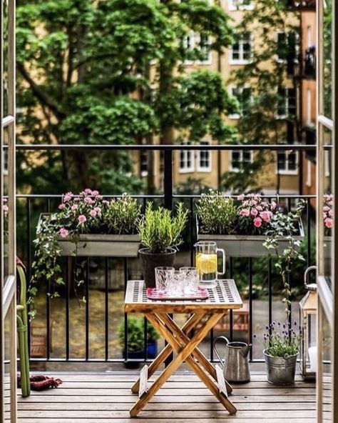 Priya Sher | Feng Shui Expert on Instagram: “Feng Shui - when we look after our space, our space looks after us ☯️ Beautiful balcony moments pinterest via laura, hemnet, casa.com.br” Small Balcony Garden, Small Balcony Design, Balcony Plants, Small Balcony Decor, Small Balcony Ideas, Apartment Balcony Decorating, Balcony Design, Apartment Garden, Outdoor Patio Decor