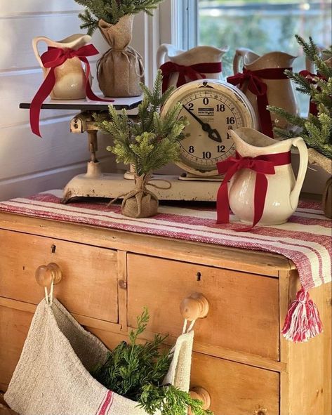 White Pitcher Christmas Decor, Christmas Vignettes Ideas, Vintage Christmas Booth, Creative Christmas Decorations, Alpine Christmas, Hutch Styling, Trendy Christmas Decor, Winter Cottagecore, Christmas Booth