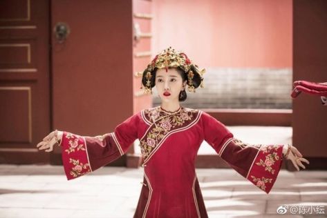 Janine Chang, Drama Clothes, Qing Dynasty Fashion, Qing Dynasty Clothing, Royal Love, Empresses In The Palace, Wallace Huo, Asian Traditional Clothes, Li Qin