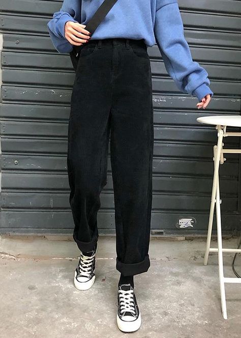 Black Cordoury Pants Outfits, Outfits With Black Corduroy Pants, Black Curdory Pants Outfits, Black Curdory Pants, How To Style Black Corduroy Pants, Black Courdory Pants Outfit, Codroy Pants Outfit, Black Corduroy Pants Outfit Aesthetic, Blue Courderoy Pants Outfits