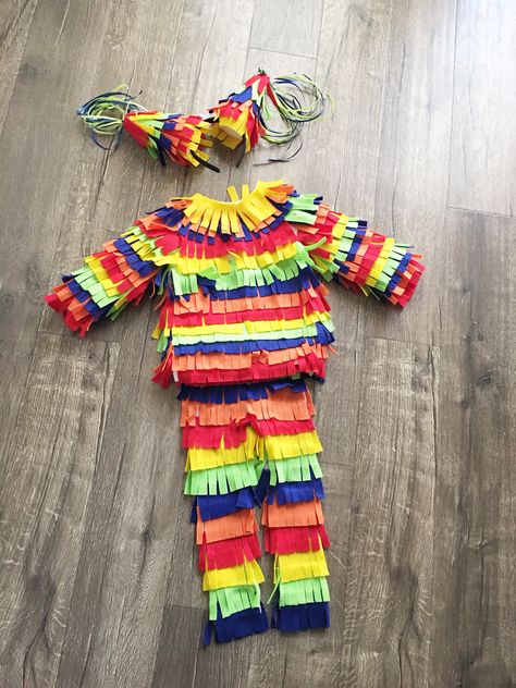 DIY piñata costume Pinata Costume Couple, Piñata Costume Diy, Diy Pinata Costume For Women, Pinata Costume, Diy Pinata Costume, Diy Pinata, Fancy Dress, Halloween Costumes, Halloween