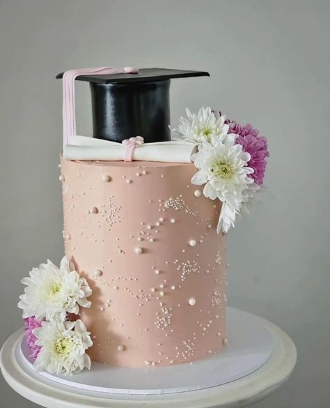 Feminine Graduation Cake, Graduation Cakes Ideas, Chef Jackets Design, Octopus Tattoo Sleeve, Modern Birthday Cakes, Tiger Cake, Graduation Party Backdrops, Graduation Desserts, Birthday Cake Decorating Ideas