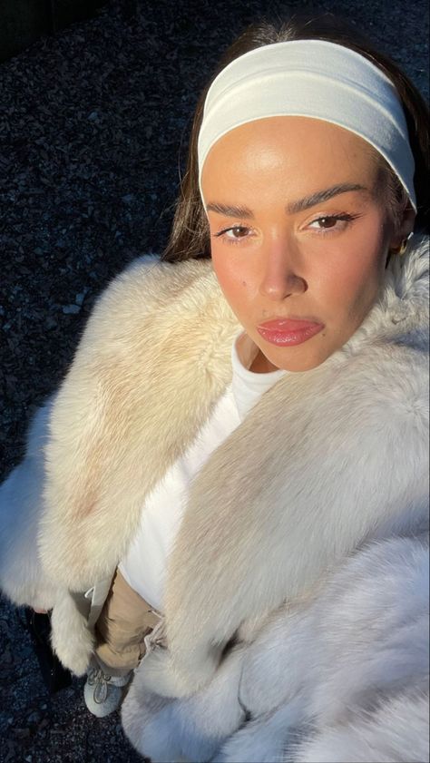 Faux Fur Winter Outfit, White Headband Aesthetic, White Fur Headband, Family Gathering Outfit, Band Outfits, London Outfit, Snow Outfit, Heatless Hairstyles, Winter Chic