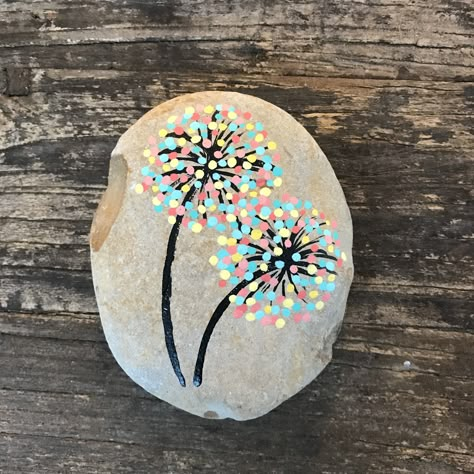 Dot art flower painted rock. Kindness rocks. Rock Painting Flowers, Rock Painting Tutorial, Rock Flowers, Art Pierre, Rock Painting Ideas, Painted Rocks Kids, Set Sofa, Painted Rocks Craft, Painted Rocks Diy