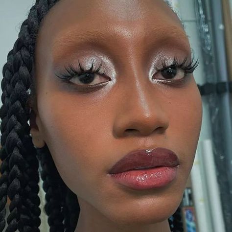 15 Sparkling Silver Eyeshadow Looks To Try This Year Pop Of Colour Makeup, Editorial Eye Makeup, Silver Makeup Looks, Silver Eyeshadow Looks, Nyfw Makeup, Black Woman Makeup, Shimmery Makeup, Fall Wedding Makeup, Silver Makeup