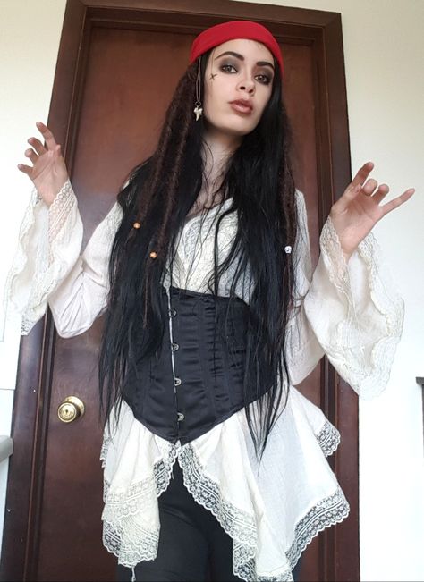 Jack Sparrow Genderbend, Captain Jack Sparrow Makeup, Girl Jack Sparrow Costume, Jack Sparrow Inspired Outfit, Jack Sparrow Costume Women, Jack Sparrow Halloween Costume, Makeup Pirate, Jack Sparrow Halloween, Pirate Vibes