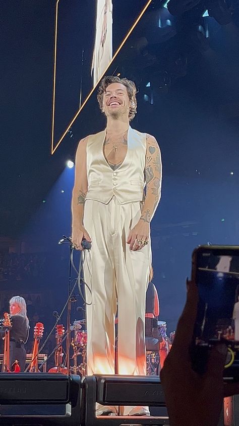 Harry Styles Nashville, Harry Styles Fanfiction, Love On Tour Outfits, Harry Styles Outfit, Harry Styles Cute, Harry Styles Photos, Harry Styles Love On Tour, Harry Edward Styles, Edward Styles