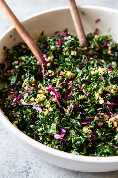 Chopped Kale Salad, Kale Salads, Lunch Saludable, Chopped Kale, Chou Kale, Chopped Salad Recipes, Oil Dressing, Kale Salad Recipes, Broccoli Slaw