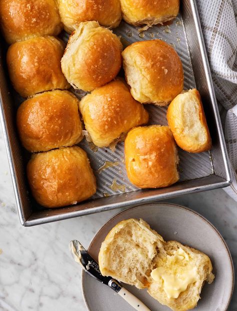 Learn how to make homemade dinner rolls! This easy recipe yields soft, fluffy rolls that will be a hit at any meal. You can even make them ahead! Dinner Rolls Make Ahead, Make Ahead Dinner Rolls, Soup Rolls, Easy Dinner Rolls, Fluffy Rolls, Soft Rolls, Savory Breads, Homemade Rolls, Easy Butter