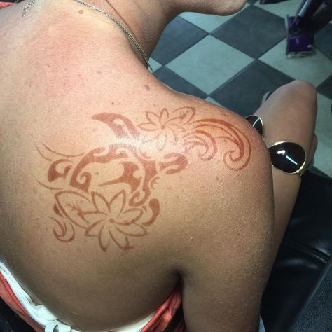 Henna Tattoo Turtle, Hina Tattoo, Honu Tattoo, Turtle Henna, Back Henna, Turtle Tattoo, Little Doodles, Tat Ideas, Henna Tattoo