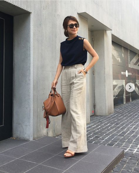 Rich Mom Style Outfit, Luxury Casual Outfit Women, Tropics Outfit, Casual Outing Outfits, Casual Trouser Outfit For Women, Minimalist Attire, Office Outfits Women Summer, Kulot Linen, Casual Mom Outfits