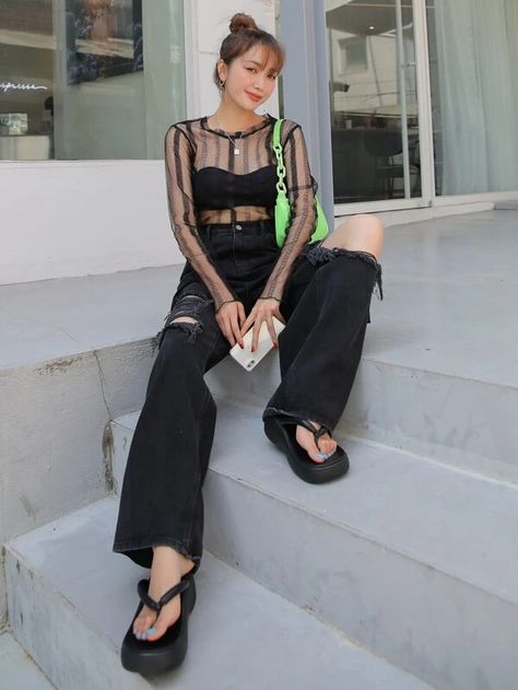 DAZY Top de malla transparente | SHEIN Shear Top Outfit, Mesh Layered Outfit, Sheer Top Outfit, Outfit Ideas Grunge, Cargo Outfit, Light Fashion, Sheer Mesh Top, Sister Outfits, Mesh Blouse