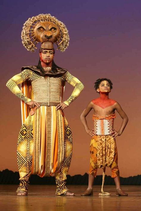 To make Mufasa look more regal and strong, we need to add the "collar" as well as the straight "cape". Looks like a king's robe - very cool! Lion King Broadway Costumes, Zazu Lion King Costume, Scar Costume, Mufasa Lion King, Lion King Theatre, Lion King Play, Lion King Show, Broadway Outfit, King Scar