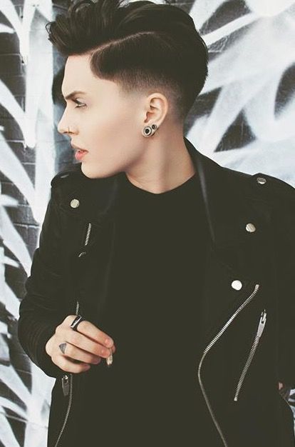 Nonbinary Hair, Lesbian Hair, Lesbian Haircut, Tomboy Haircut, Androgynous Haircut, Androgynous Hair, Tomboy Hairstyles, Faded Hair, Faux Hawk