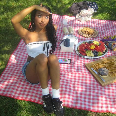 sunset picnic🍃 Evening Picnic Outfit, Y2k Picnic Outfit, Picnic Ig Pics, Picnic Aesthetic Pictures, Picnic Inspo Pics, Picnic Pics Ideas, Picnic Pictures Ideas, Picnic Poses Photo Ideas, Aesthetic Picnic Pictures