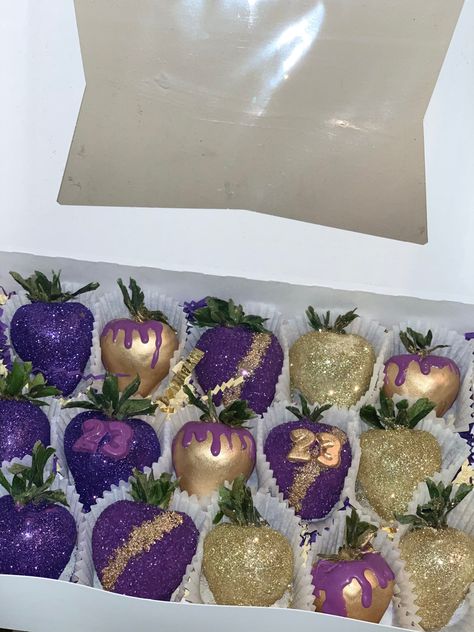 Purple Chocolate Covered Strawberries, Gold Chocolate Covered Strawberries, Sweets Business, Heart Birthday Cake, Strawberry Birthday Cake, Strawberry Treats, 32nd Birthday, Candy Bouquet Diy, Purple Chocolate