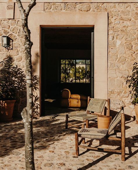 Mallorcan modernism at Son Serra by designers Feliu Rullán and Victoria Vidal⁠ ⁠ Photos by Salva Lopez. ⁠ Mallorca Outdoor Furniture, Wabi Sabi Outdoor, Mallorca House, Architecture Practice, Vogue Australia, Menorca, Modern Holiday, Eclectic Home, Pool Patio