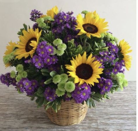 Basket Of Sunflowers, Sunflower Floral Arrangements, Basket Flower Arrangements, Sunflower Arrangements, Fall Flower Arrangements, Creative Flower Arrangements, Flower Vase Arrangements, Cemetery Flowers, Flower Arrangements Simple