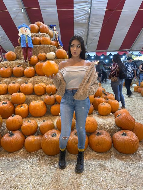 Fall Outfit Inspo Pumpkin Patch, Fall Outfits Women Pumpkin Patch, Cute Pumpkin Patch Outfits For Women, Pumpkin Patch Outfit Casual, Punkin Patch Outfit Ideas, Pumpkin Patch Outfit Alternative, Fall Fits For Pumpkin Patch, Cute Pumpkin Patch Outfits, Fall Punkin Patch Outfit