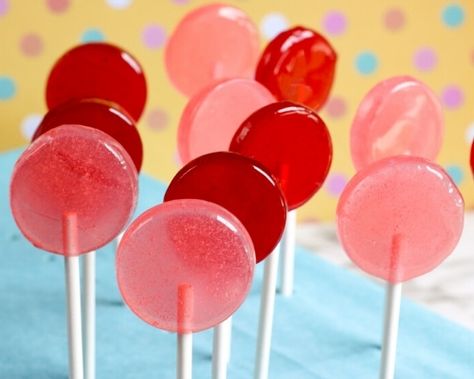 Homemade Koolaid Lollipops Recipe {Great for Kids} - totschoolresources.com Homemade Koolaid, Move Like An Animal, Diy Lollipops, Lollipops Recipe, Homemade Lollipops, Cannabutter Recipe, Vendor Ideas, Candy Fudge, Dessert Taco