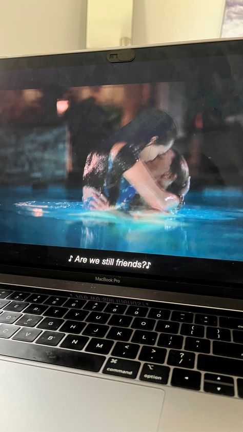 Laptop Movie Snap, Movie On Laptop, Series Snap, Laptop Snap, Macbook Snap, Netflix And Chill Tumblr, Movie Night Photography, Best Pov, Best Movie Lines