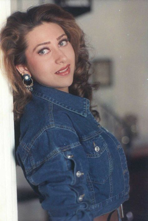 Bollywood Female Actors, 90s Bollywood Actress, 90s Bollywood Fashion, Karishma Kapoor, Female Role Models, Actress Hairstyles, Karisma Kapoor, Bollywood Outfits, Vintage Bollywood